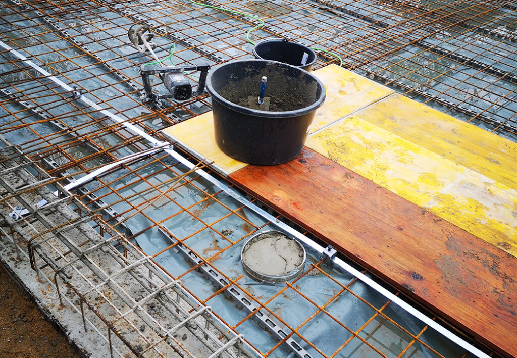 Baustellenbild mit Beton, Schalung und Eimern