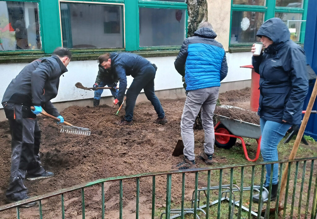 Menschen arbeiten in einem Garten