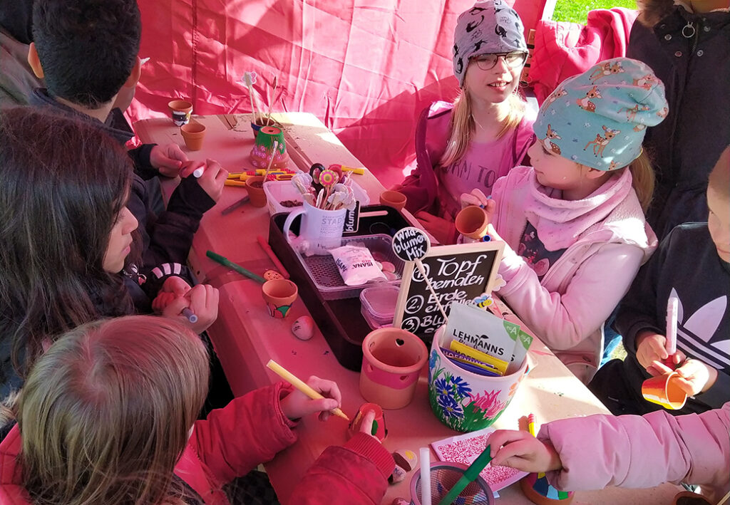 Kinder beim Basteln an einem Tisch