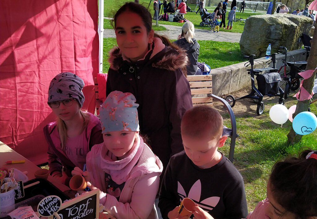 Kinder bei einer Bastelaktion im Freien