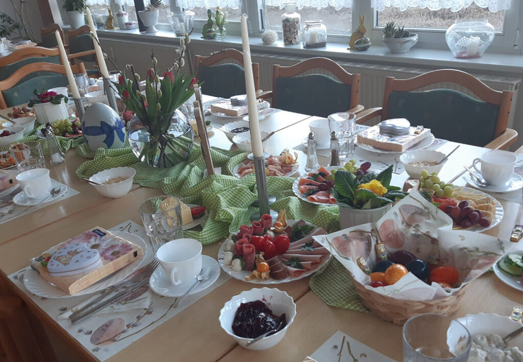 Festlich gedeckter Tisch mit Osterthema