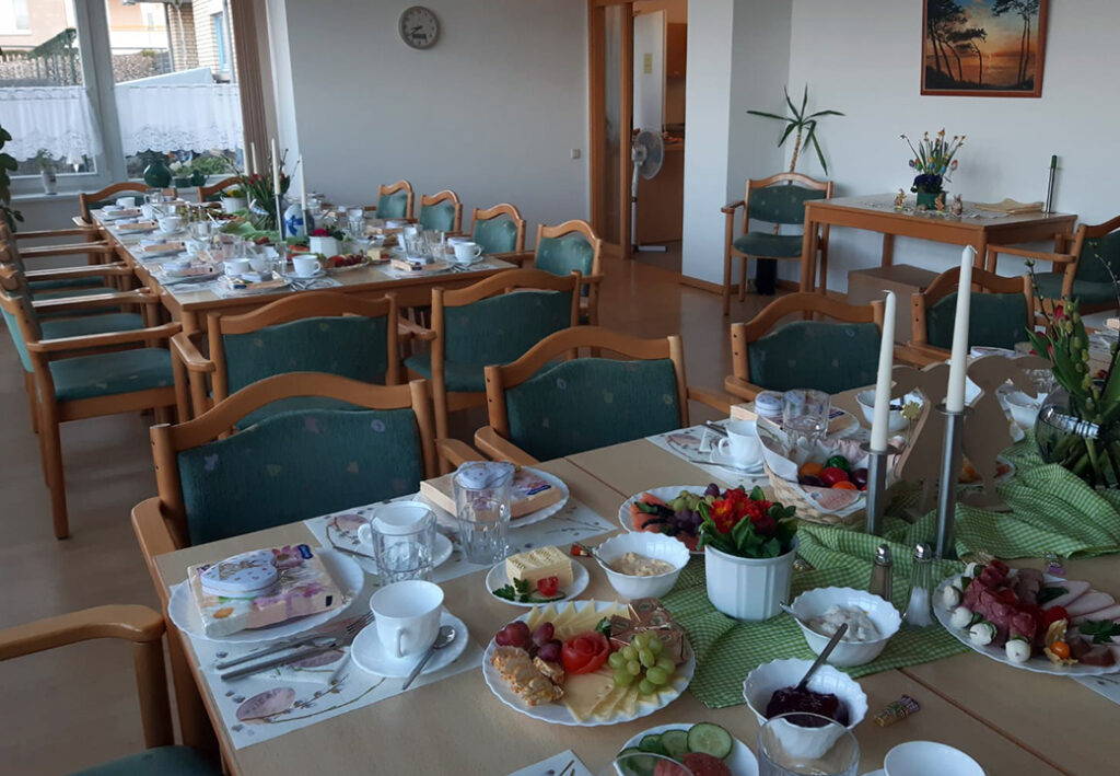 Fr&uuml;hst&uuml;ckstisch in einem Gemeinschaftsraum