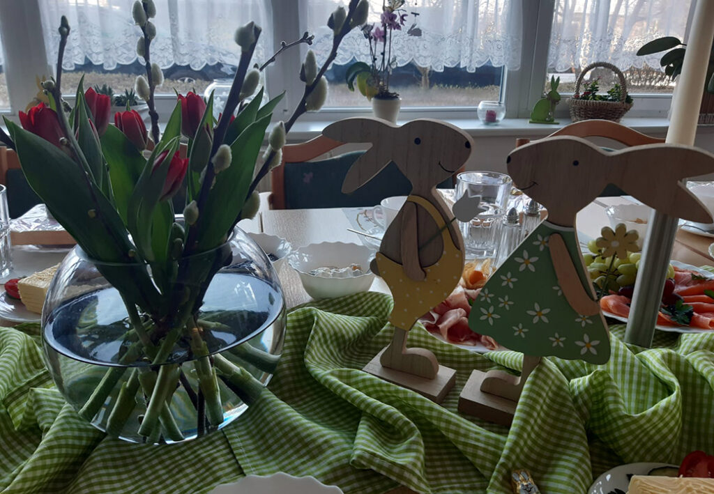 Osterdeko auf einem Tisch