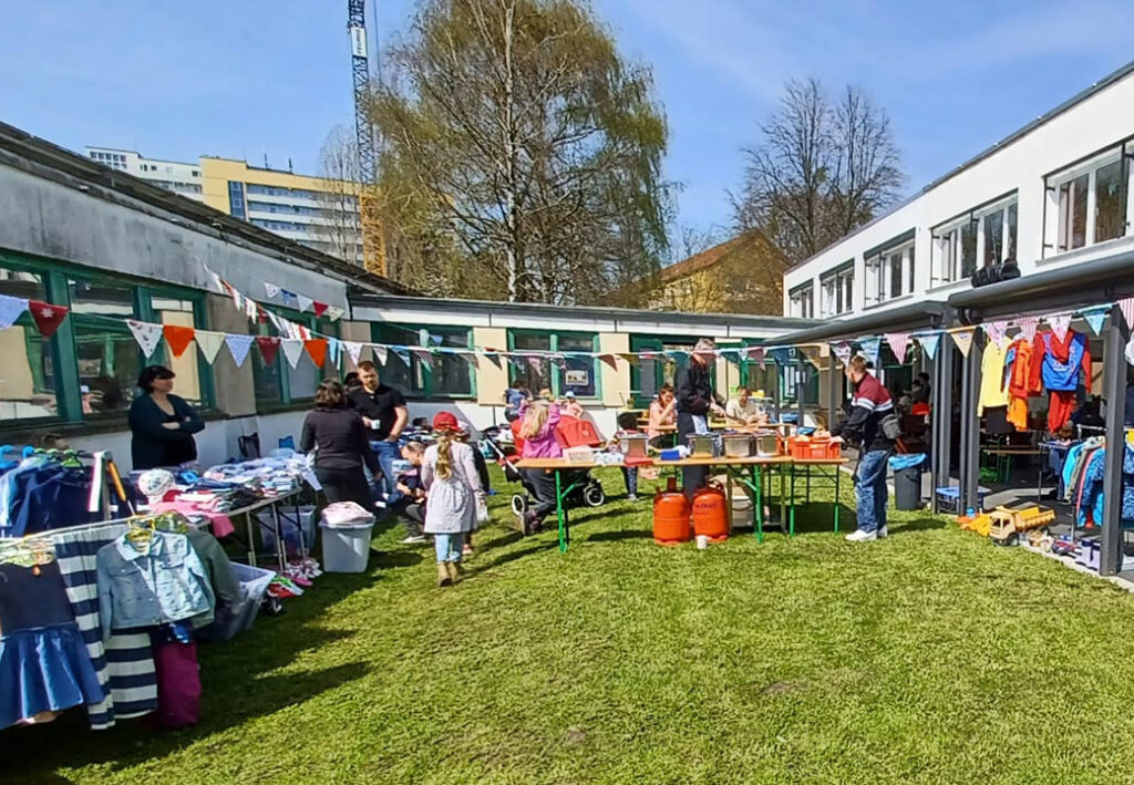 Menschen beim Flohmarkt im Freien