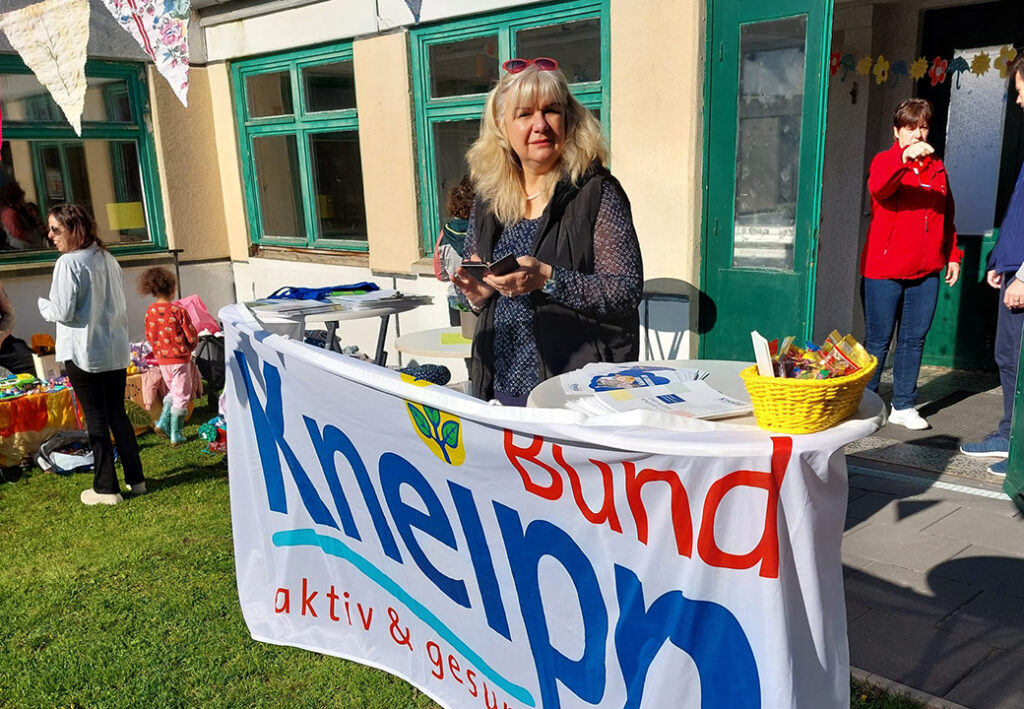 Ein Bild mit einem Informationsstand im Freien w&auml;hrend einer Veranstaltung.