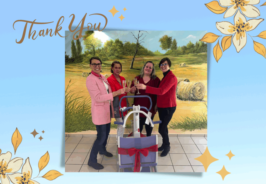 Vier Frauen in farbenfroher Kleidung stoßen mit Sektgläsern an, während sie um eine Geschenke mit roter Schleife versammelt sind. Der Hintergrund zeigt eine ländliche Szene mit Bäumen und Heuballen.