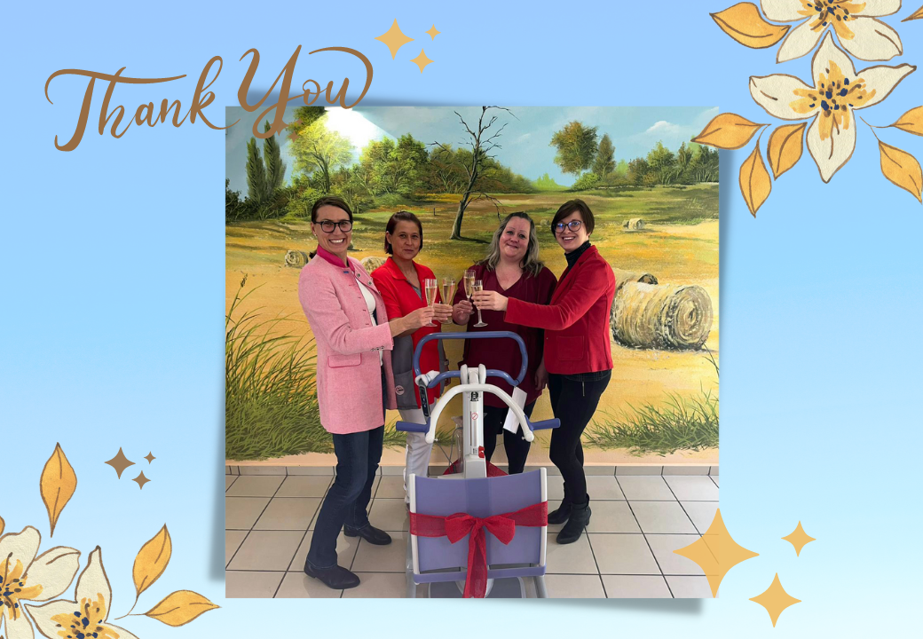 Vier Frauen in farbenfroher Kleidung stoßen mit Sektgläsern an, während sie um eine Geschenke mit roter Schleife versammelt sind. Der Hintergrund zeigt eine ländliche Szene mit Bäumen und Heuballen.