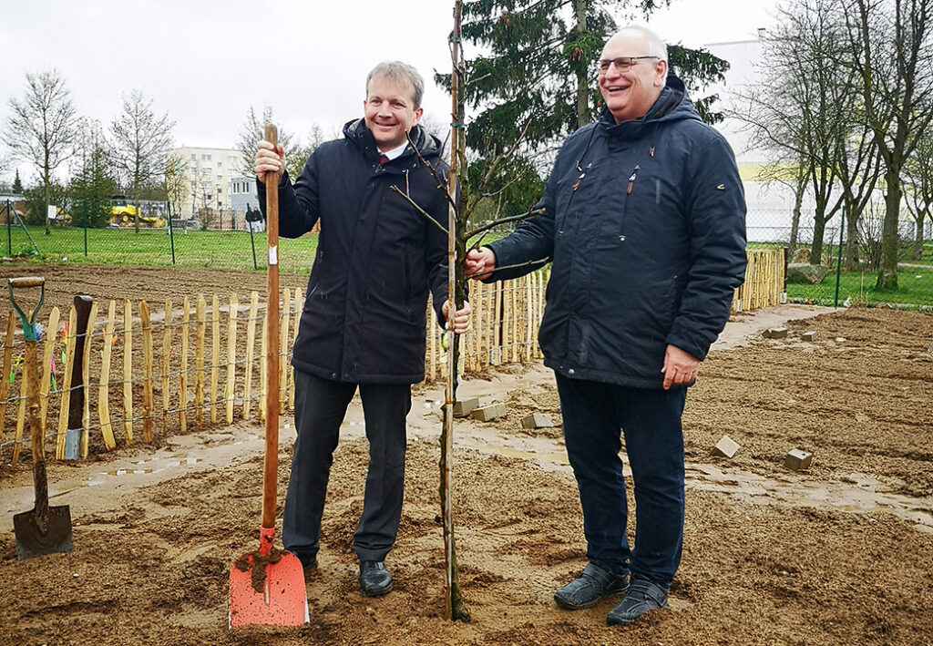 Zwei M&auml;nner auf einer Baustelle mit Schaufeln