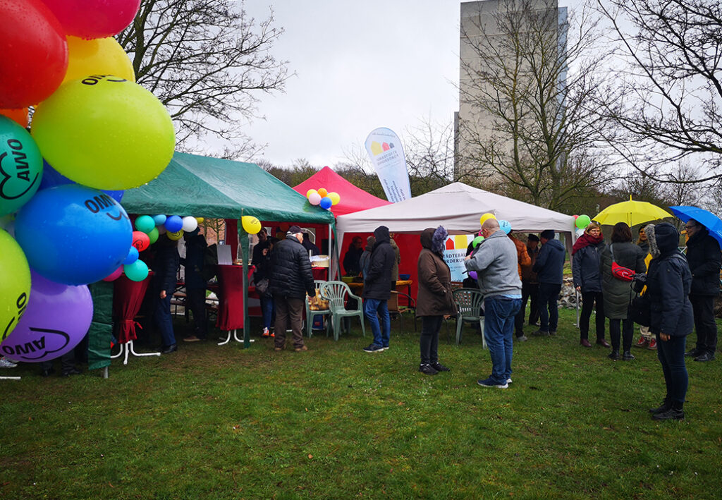 AWO-Event im Freien mit bunten Luftballons und Zelten