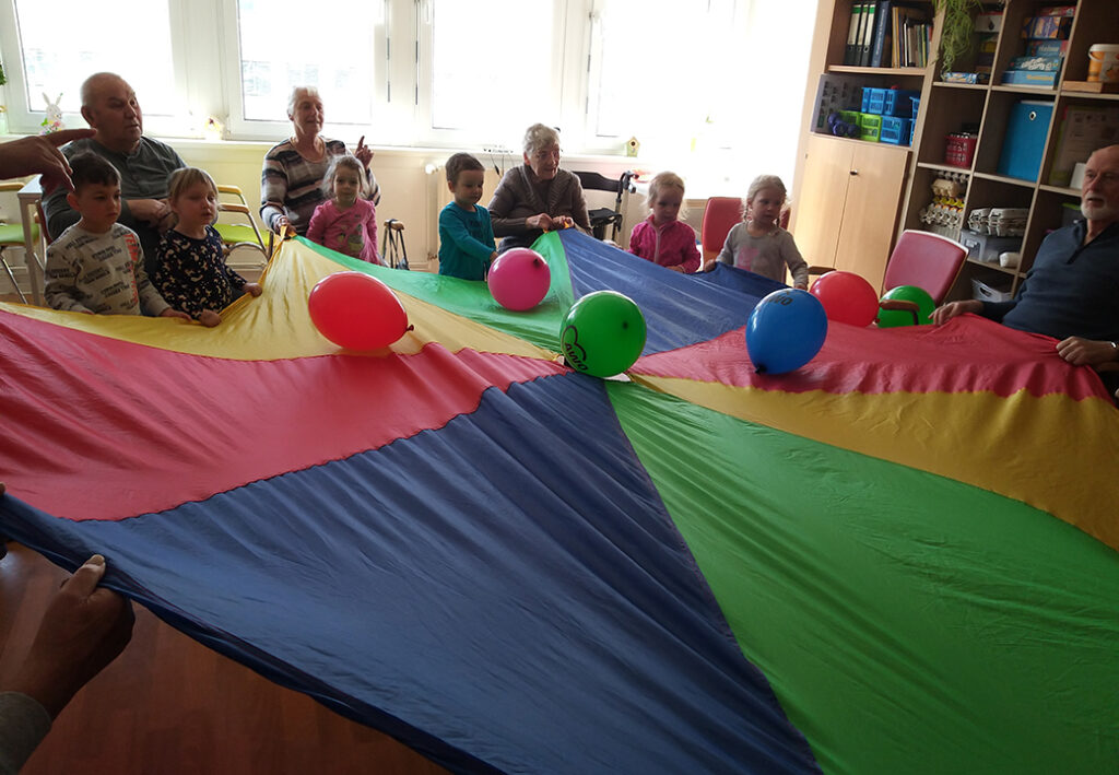 Gruppe von Menschen mit einem Fallschirm und Ballons