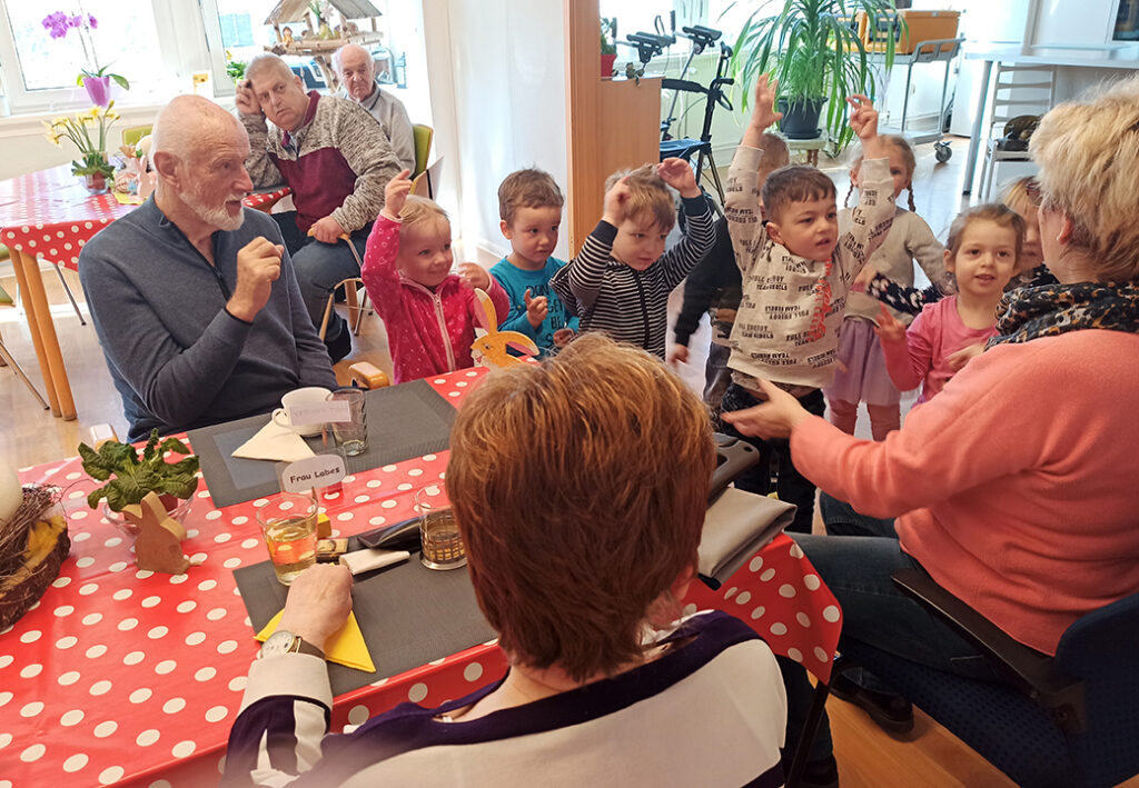 Gruppentreffen von Senioren und Kindern in einem Gemeinschaftsraum