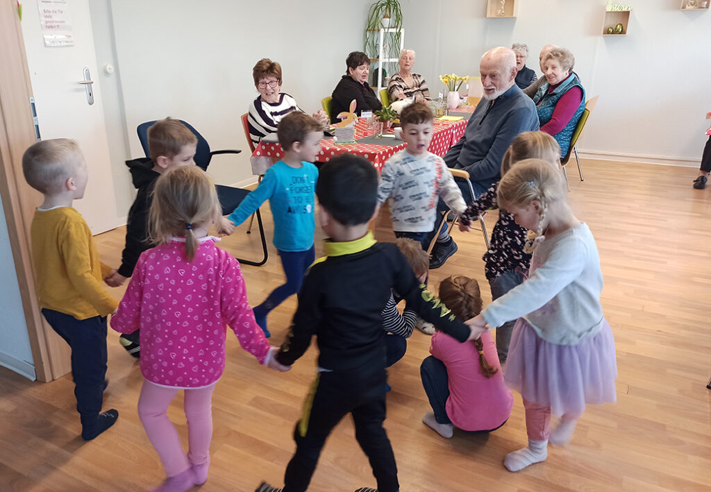 Kinder und Senioren in einem Gemeinschaftsraum