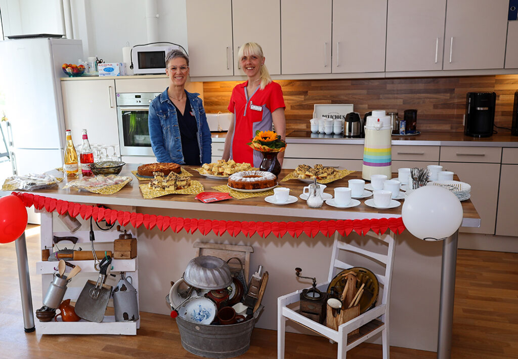 Zwei Frauen in einer K&uuml;che mit Kuchenbuffet
