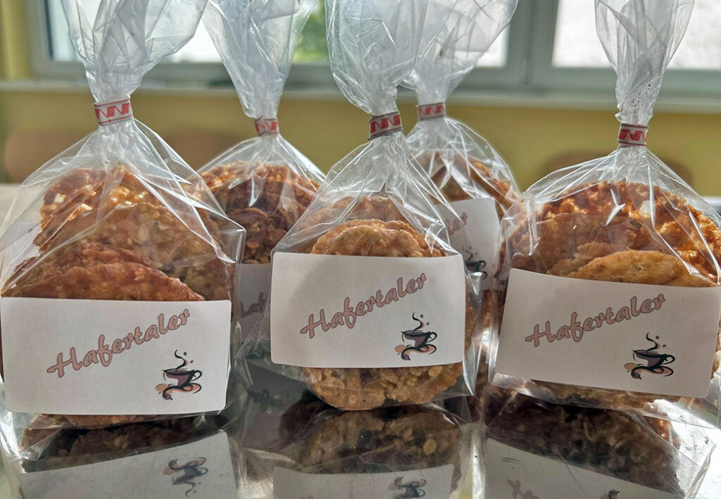 F&uuml;nf T&uuml;ten mit Haferkeksen, die in durchsichtige Folie verpackt sind und den Aufdruck 'Hafertaler' tragen.