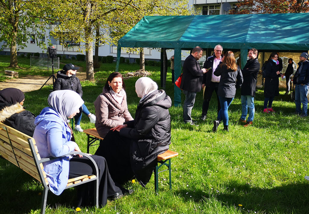 Menschen bei einem sozialen Event im Freien