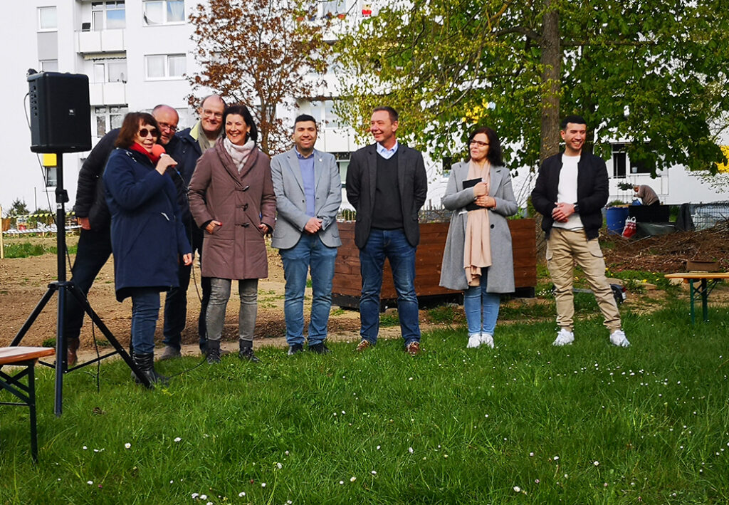 Gruppe von Menschen drau&szlig;en bei einer Veranstaltung