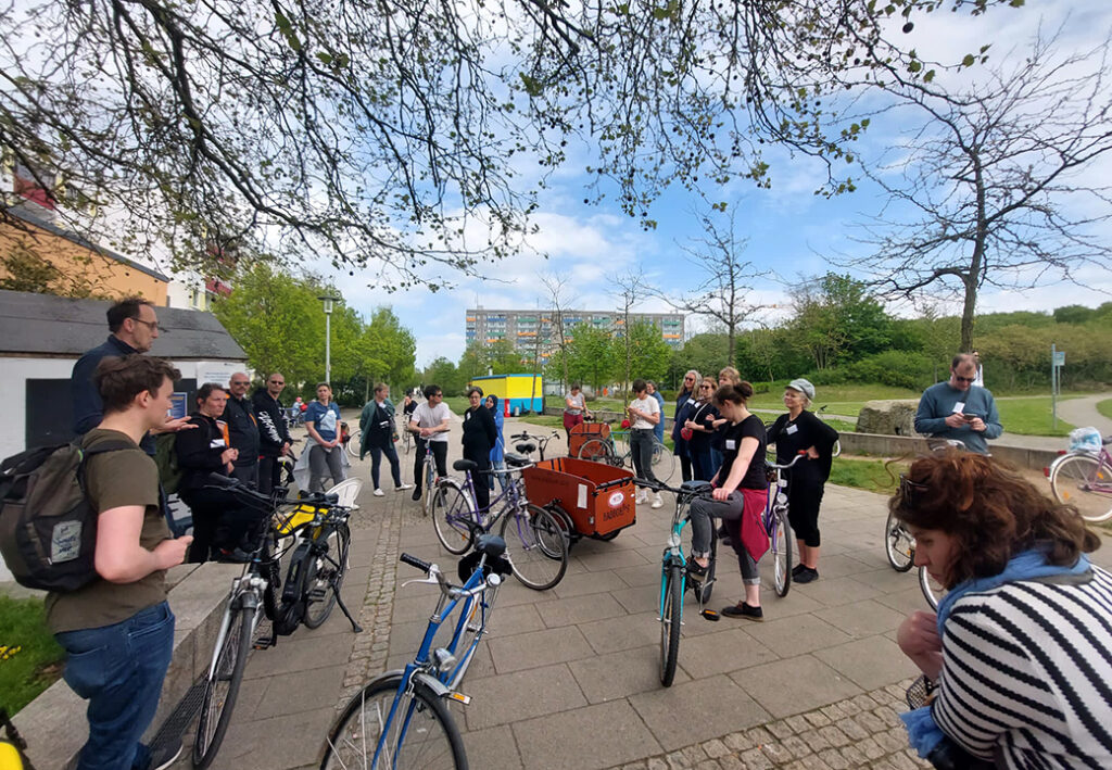 Gruppe von Menschen mit Fahrr&auml;dern im Freien.