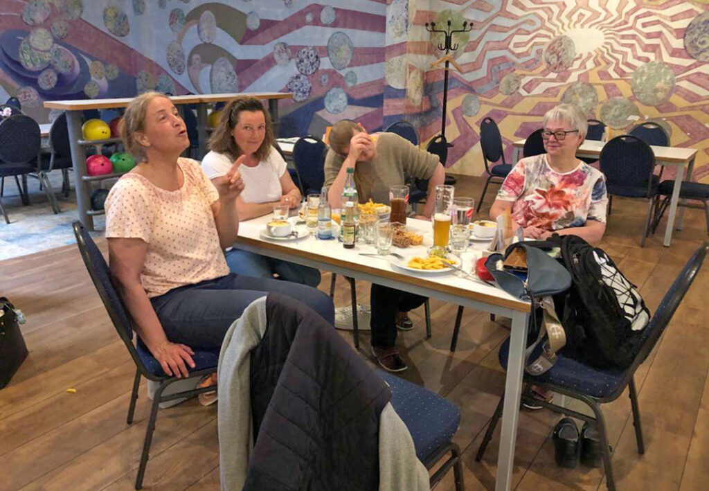 Eine Gruppe von f&uuml;nf Personen sitzt an einem Tisch.