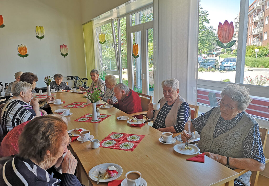Seniorengruppe beim Kaffeetrinken