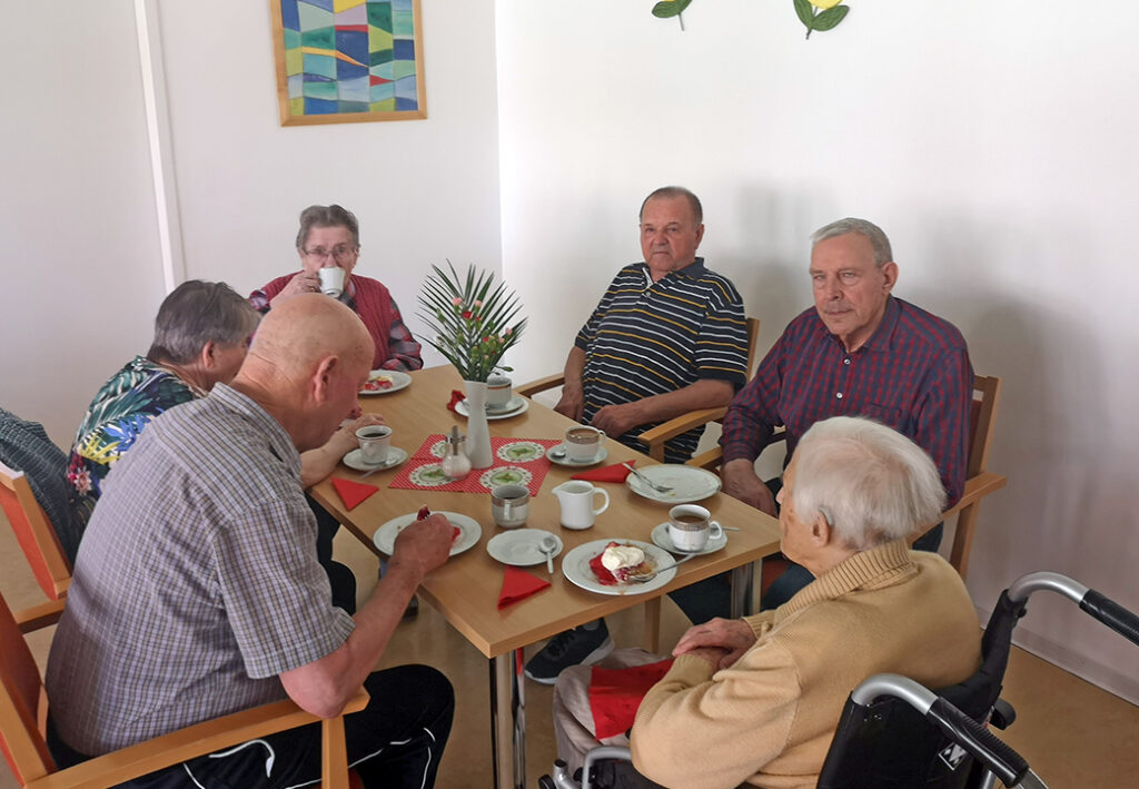 Senioren beim Kaffeetrinken in einer Wohneinrichtung