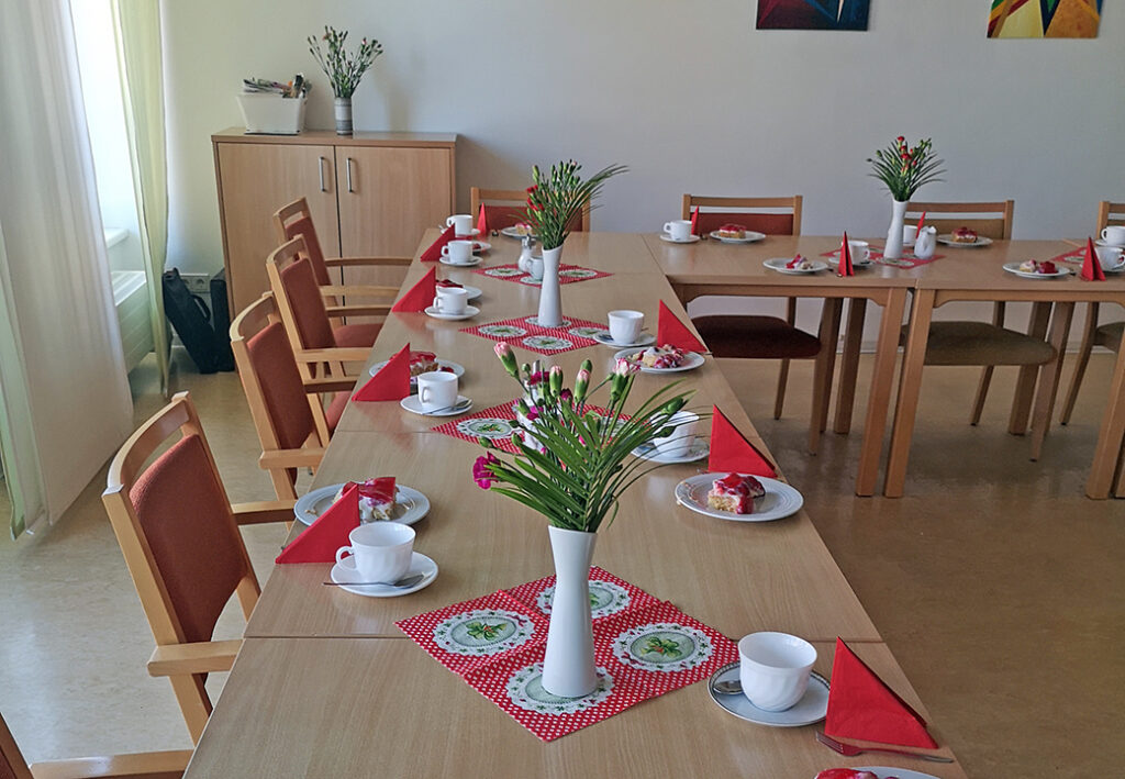 Ein festlich gedeckter Tisch in einem Gemeinschaftsraum.