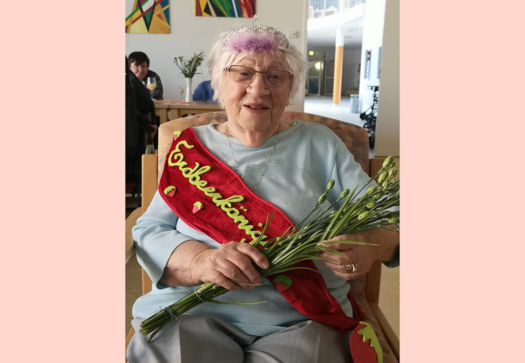 &Auml;ltere Dame mit Blumenstrau&szlig; und Sch&auml;rpe