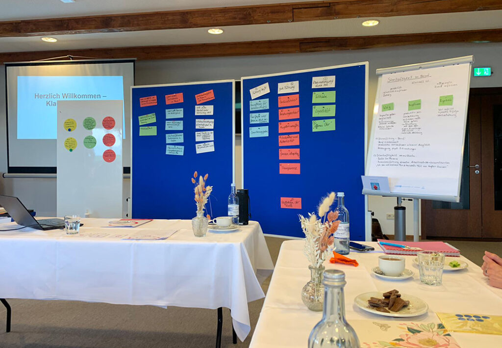 Konferenzraum mit Pr&auml;sentationsmaterialien