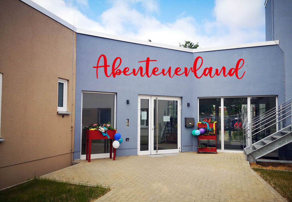 Foto eines Gebäudes mit der Aufschrift Abenteuerland