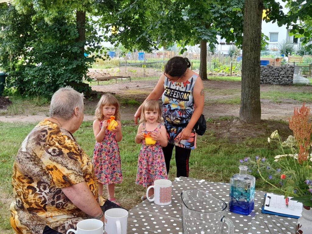 Menschen in einer Gartenumgebung