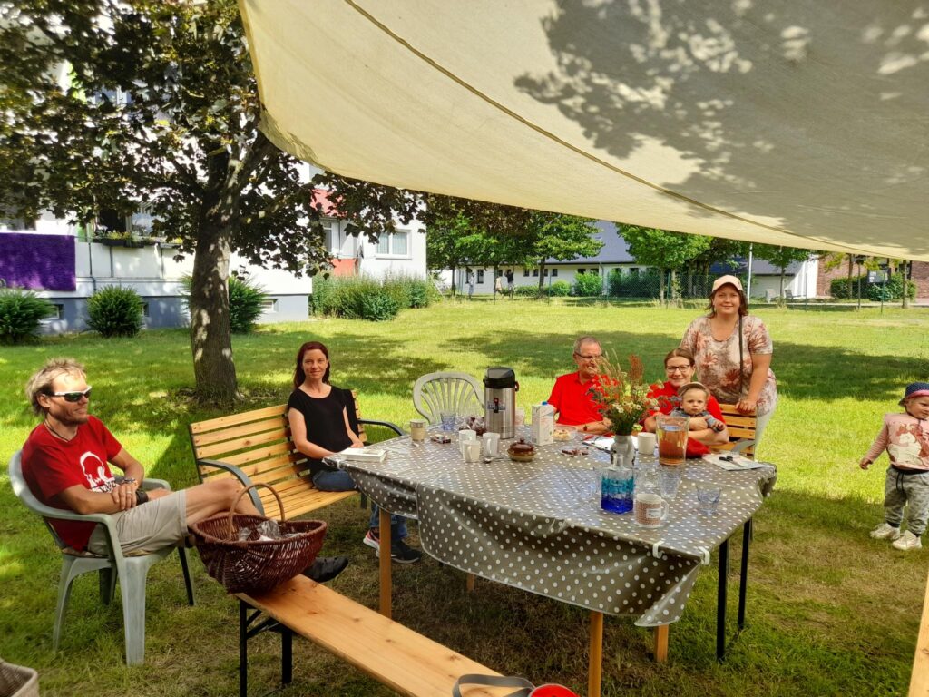 Gruppe von Menschen bei einem Picknick im Freien