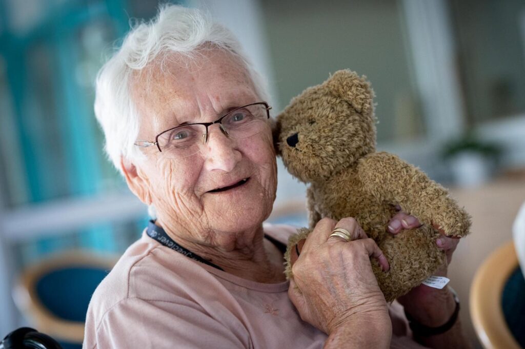 &Auml;ltere Person mit Teddyb&auml;r