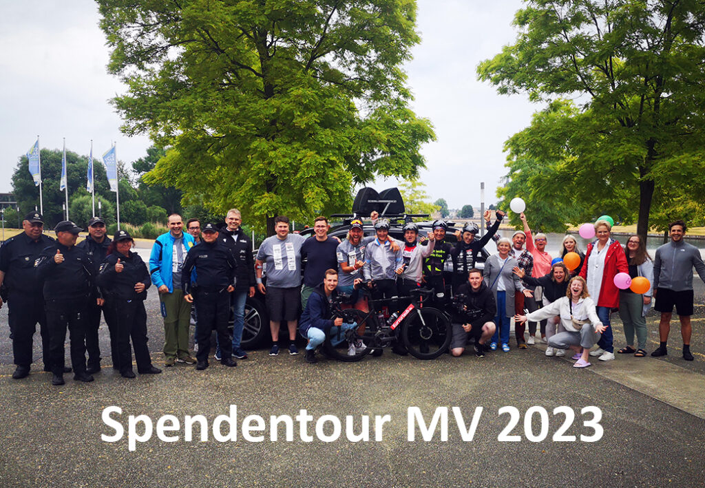 Gruppe von Menschen posiert mit Fahrrädern bei der Spendtour MV 2023