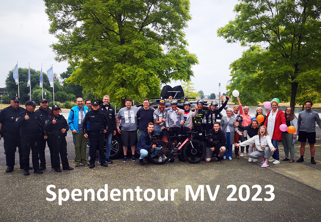 Gruppe von Menschen posiert mit Fahrrädern bei der Spendtour MV 2023