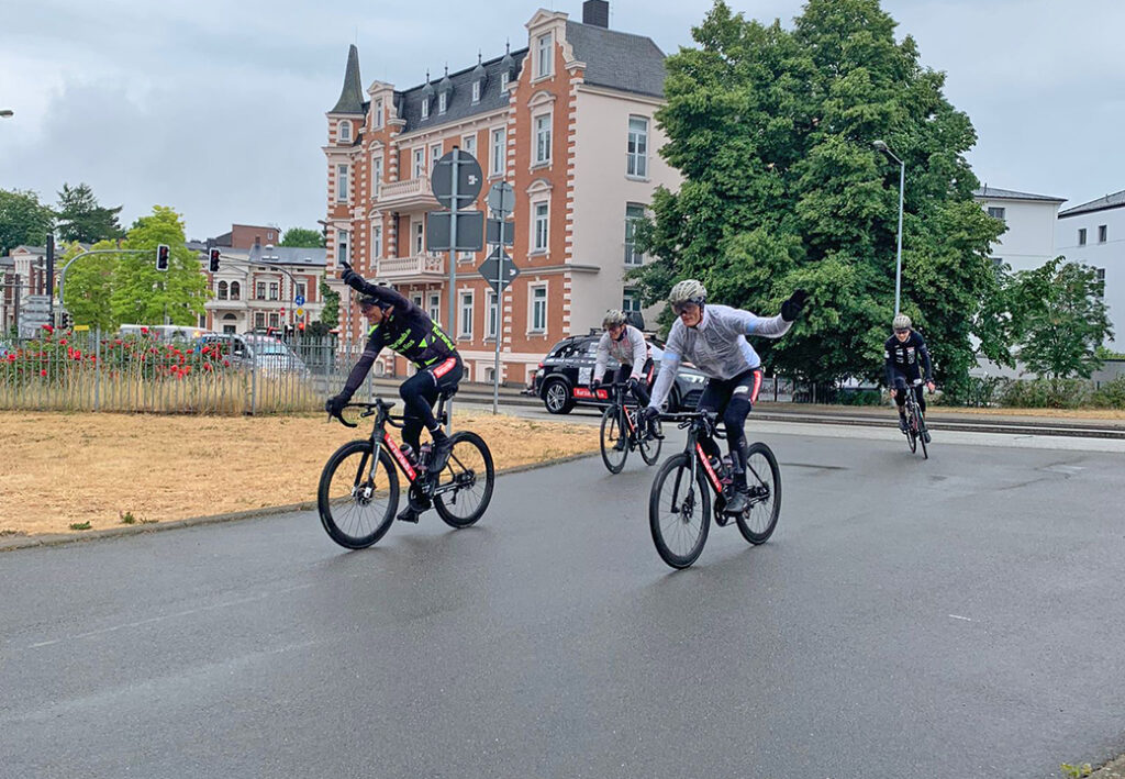 Gruppe von Radfahrern bei einer Tour durch eine st&auml;dtische Umgebung