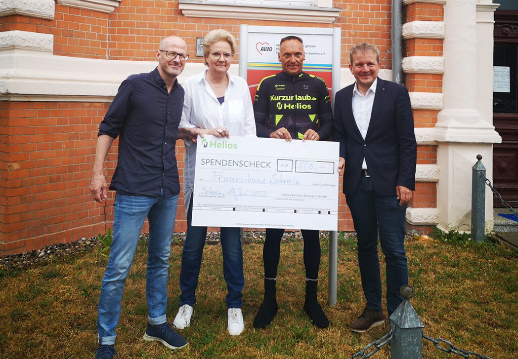 Gruppenfoto mit Spendenscheck