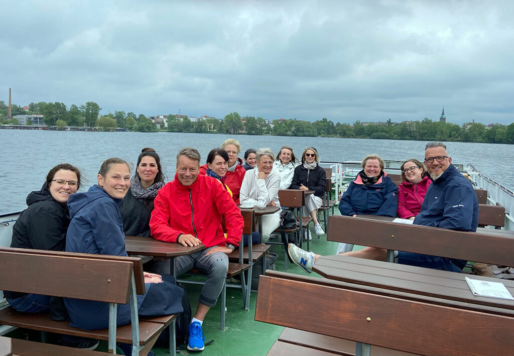 Gruppe von Menschen auf einem Boot auf einem See.