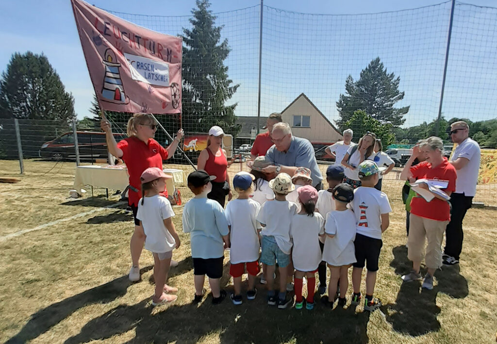 Gruppe von Kindern und Erwachsenen bei einem AWO-Event