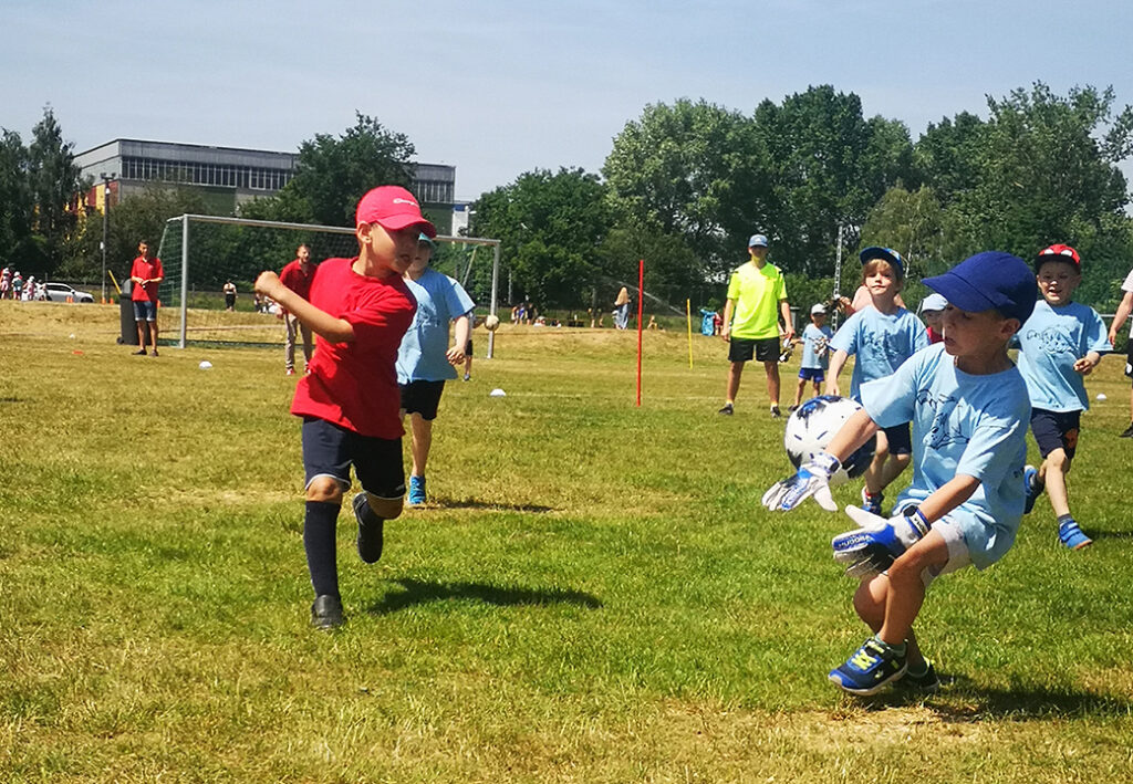 Kinder beim Fu&szlig;ballspiel auf einem Feld