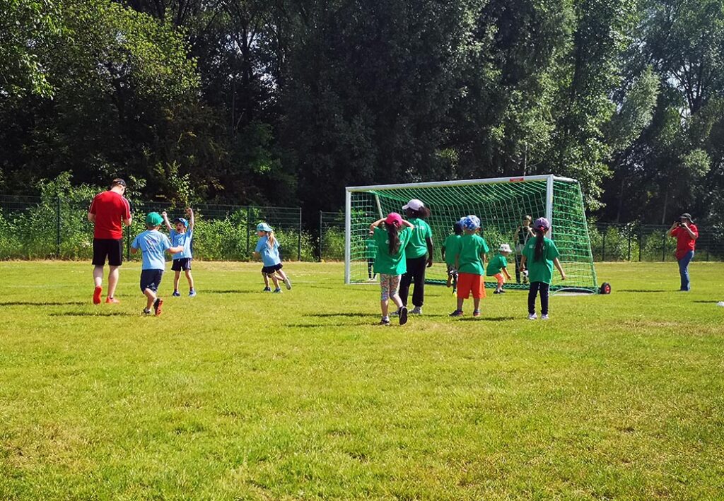 Kinder spielen Fu&szlig;ball auf einem Feld