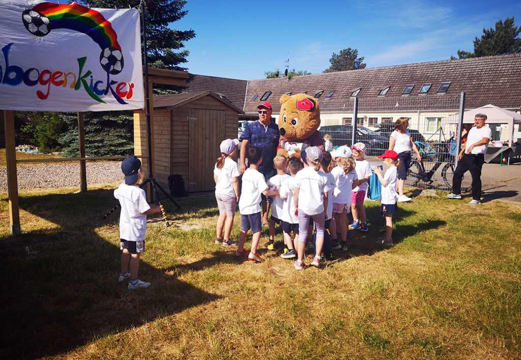 Gruppe von Kindern mit einer Person im B&auml;renkost&uuml;m bei einer Outdoor-Aktivit&auml;t