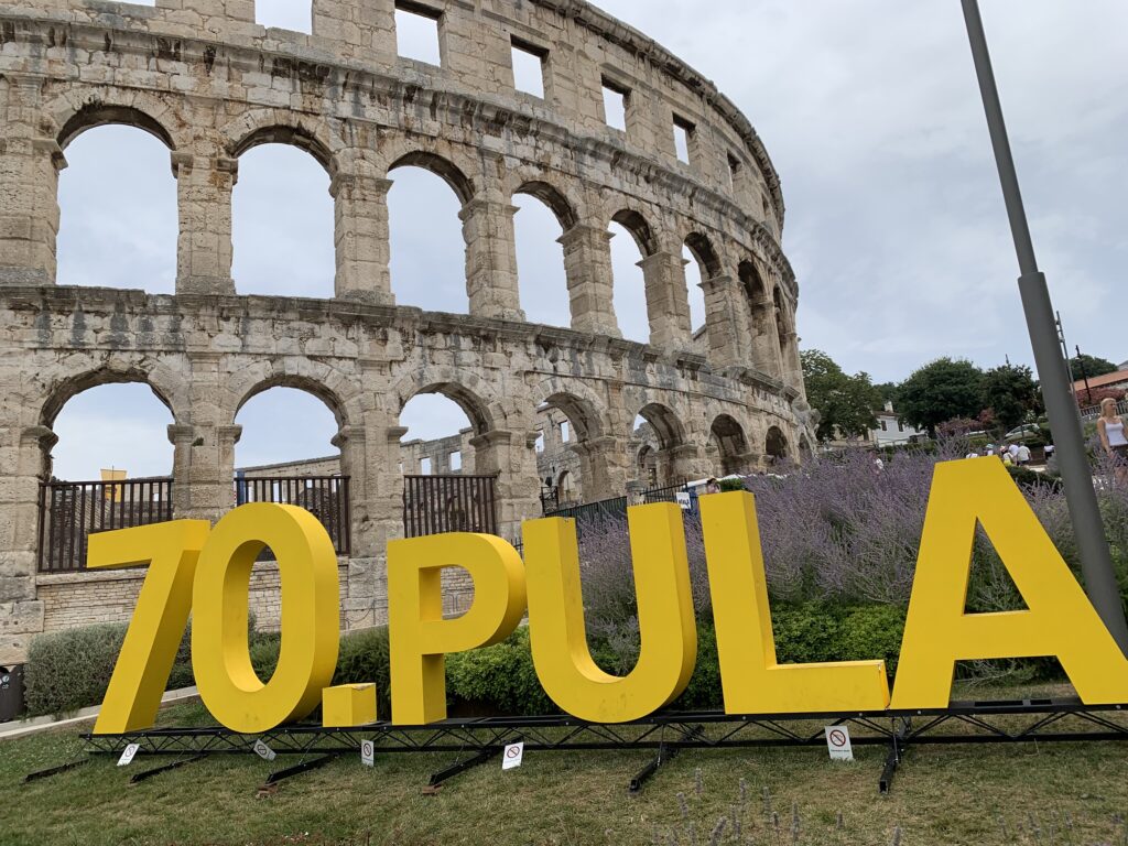 R&ouml;misches Amphitheater mit gelben Buchstaben davor