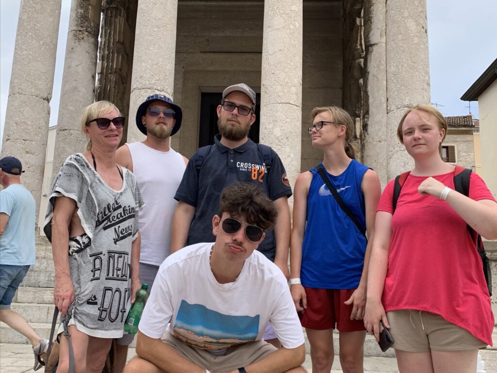 Sechs Personen vor einem historischen Geb&auml;ude mit S&auml;ulen