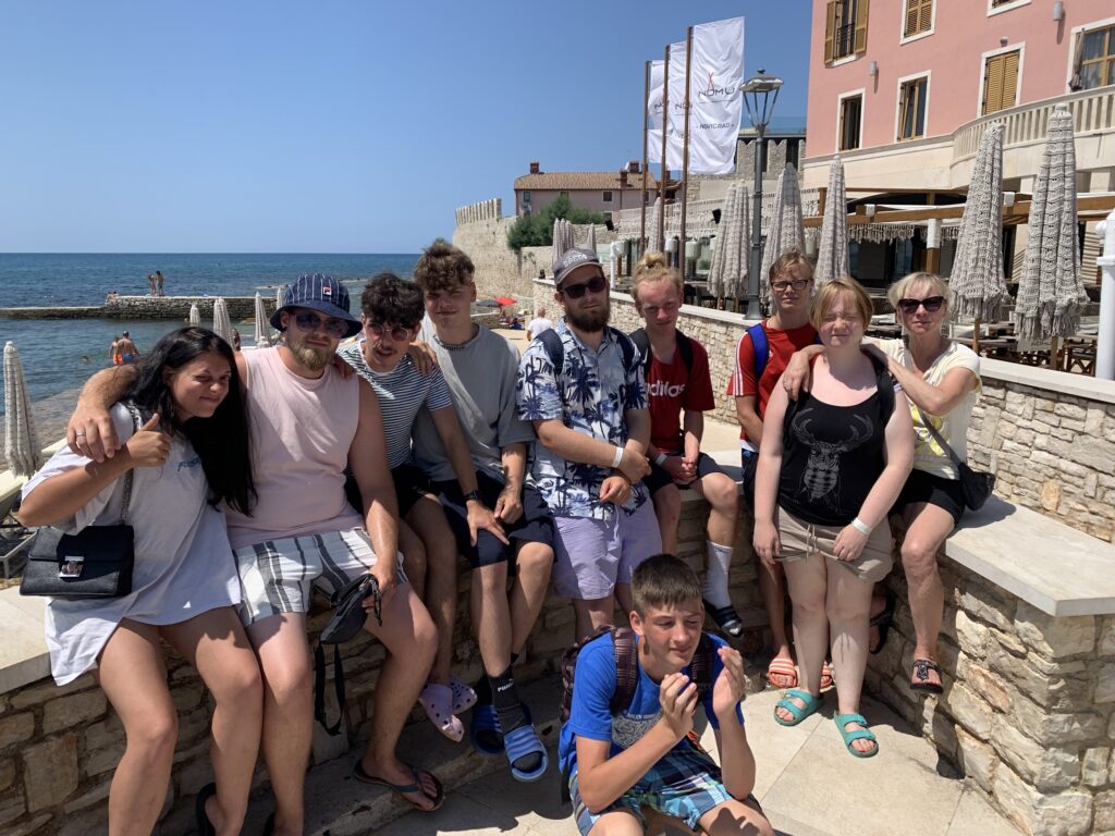 Gruppe von Personen am Meer im Urlaub