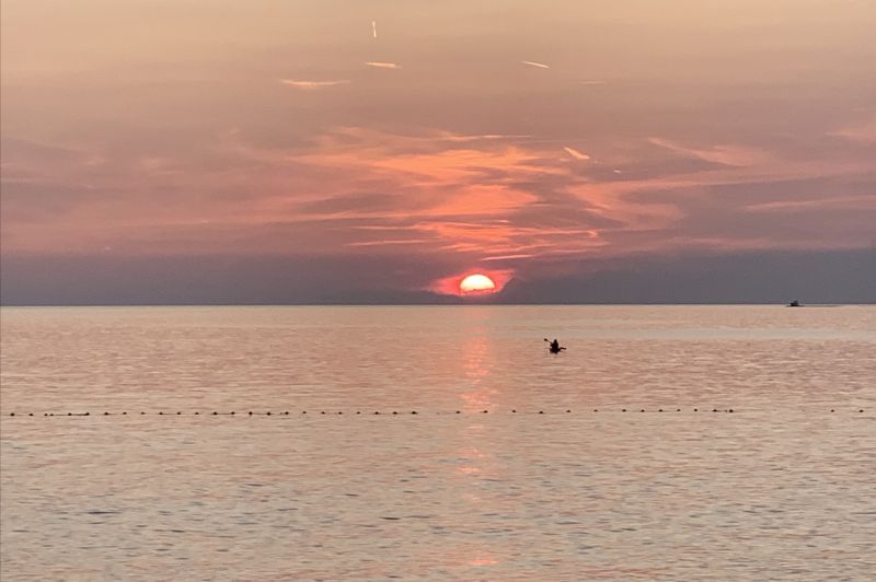 Sonnenuntergang über einem ruhigen Meer