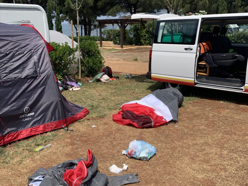 Campingplatz mit Zelt und Transporter