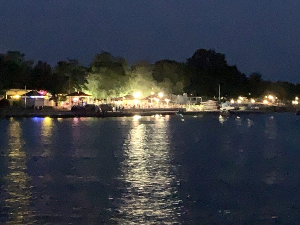 Nachtaufnahme eines beleuchteten Uferbereichs