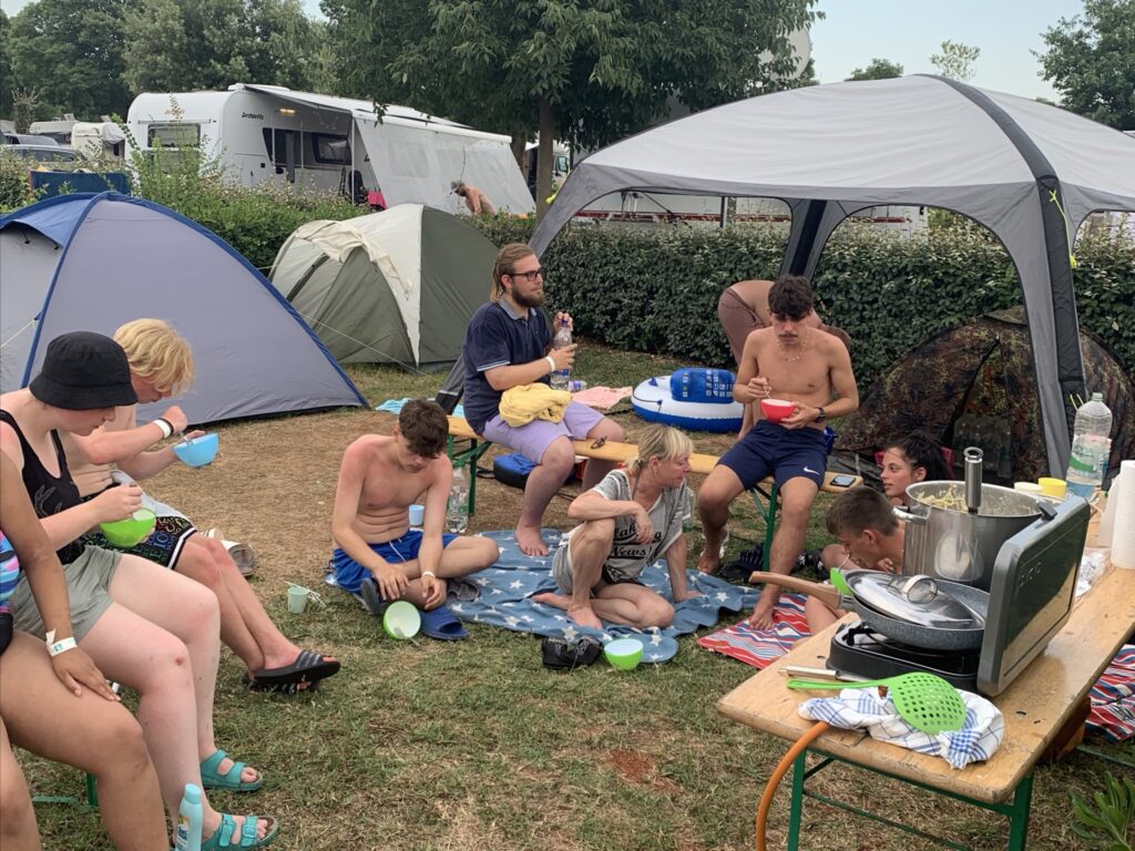 Gruppe von Menschen beim Camping