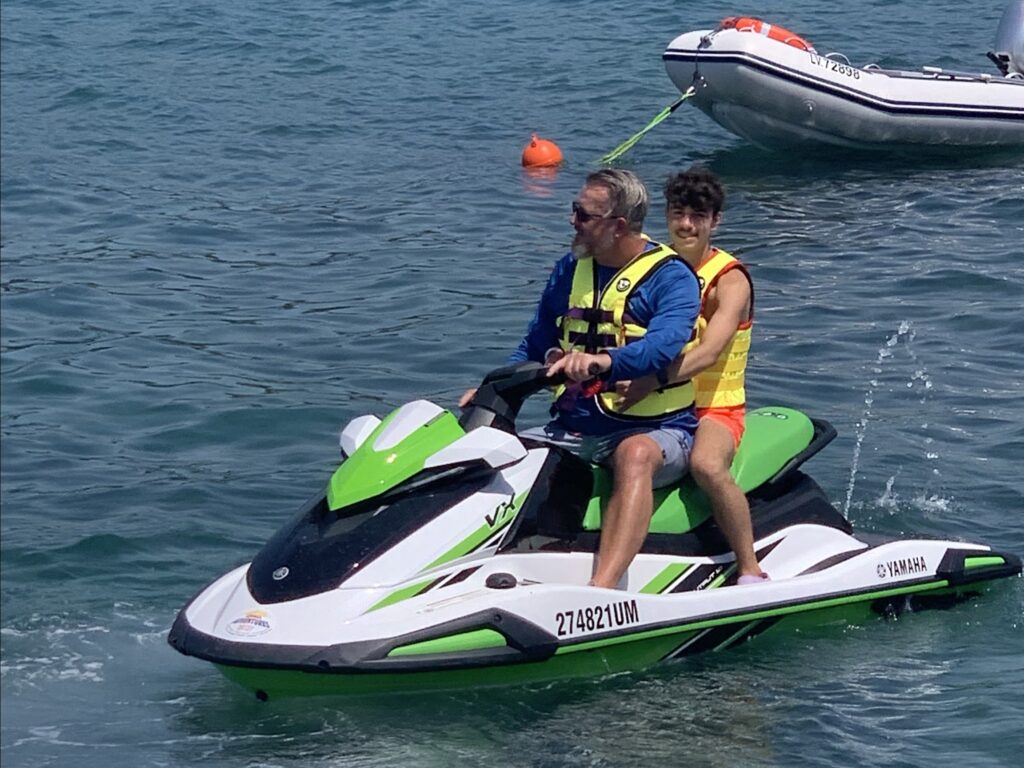 Zwei Personen auf einem Jet-Ski auf dem Wasser.