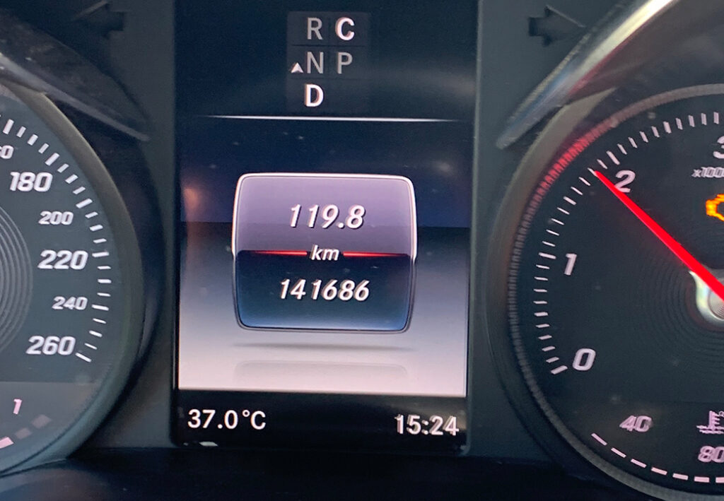 Digitales Armaturenbrett eines Autos mit Kilometer- und Temperaturanzeige