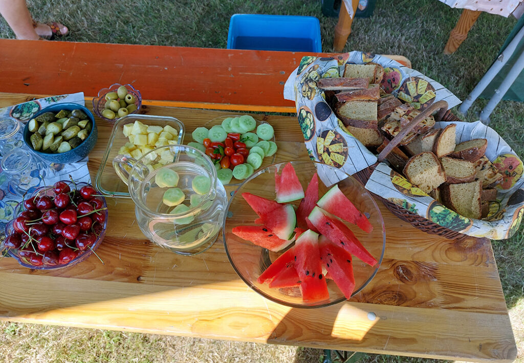 Buffettisch drau&szlig;en mit verschiedenen Speisen